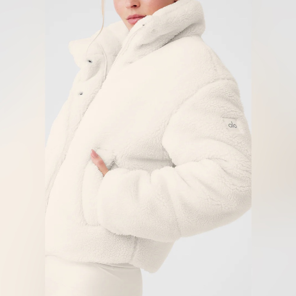 NWOT Alo Yoga Sherpa Snow Angel Puffer